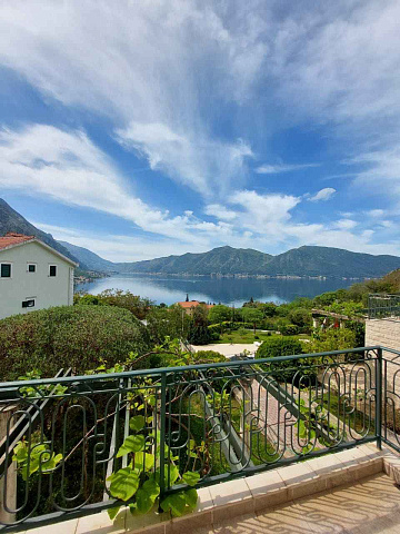 Zu verkaufende Wohnung in Orahovac mit Panoramablick auf das Meer