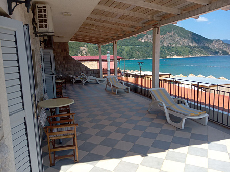 Mini Hotel auf Jaz 50 Meter vom Meer entfernt