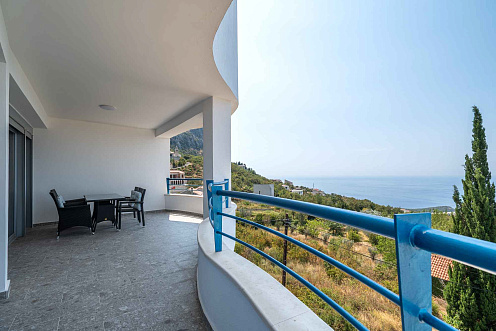 Luxuriöse Investitionsvilla in Blizikuće – 3 Apartments, Pool & 120 m² Dachterrassen — photo 2