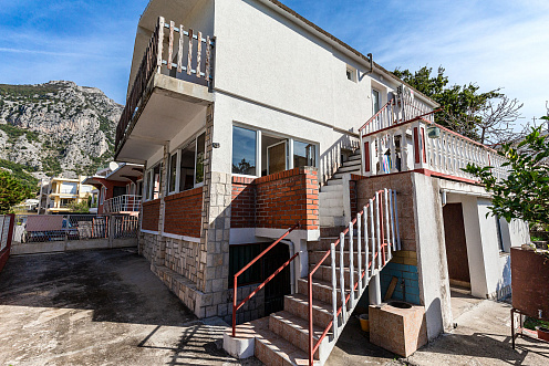 Gemütliches Haus mit Terrasse und Meerblick in Bar