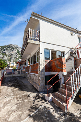 Gemütliches Haus mit Terrasse und Meerblick in Bar