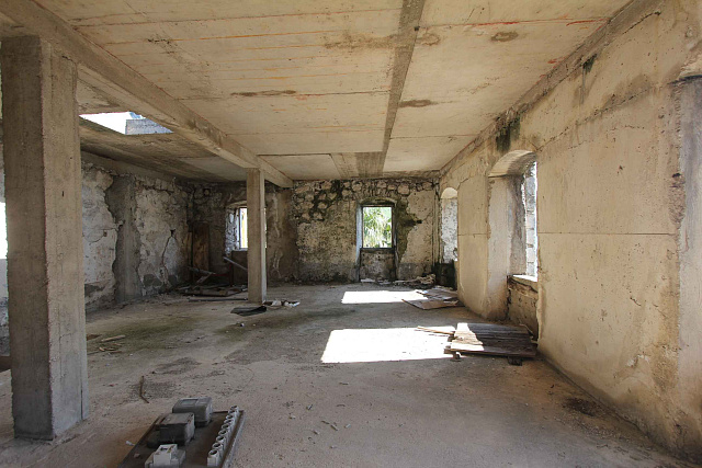 Ruin house in Risan at seafront — photo 8