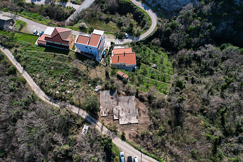 Investitionsgrundstück mit genehmigtem Projekt und gebautem Fundament in Petrovac mit Meerblick