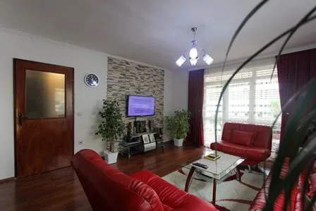Zweistöckiges Haus im Dorf Belishi