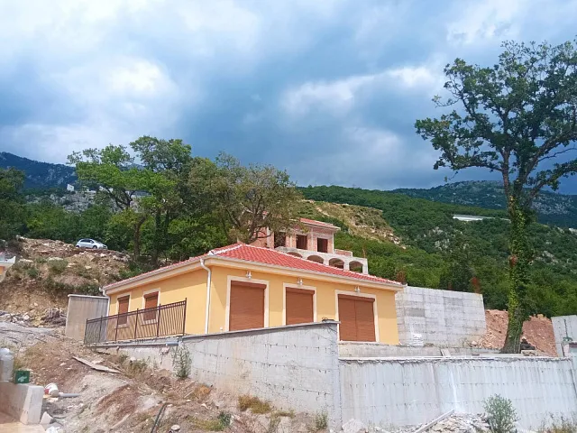 Ein Häuserkomplex mit Swimmingpool in der Nähe von Budva — photo 4