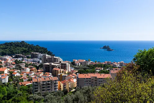 Drei-Zimmer-Wohnung in Petrovac mit Meerblick