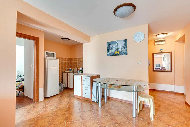 Geräumige 2-Zimmer-Wohnung mit Terrasse nahe dem Zentrum von Budva — photo 4