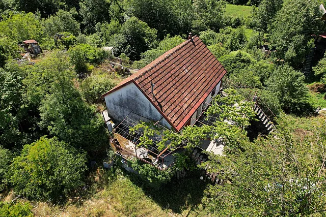 TTRAKTIVES GRUNDSTÜCK IN CETINJE – 1.000 m² DIREKT AN DER STRASS
