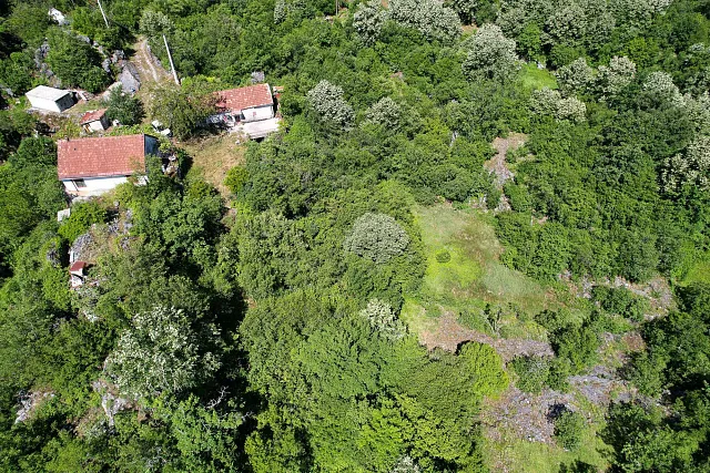 TTRAKTIVES GRUNDSTÜCK IN CETINJE – 1.000 m² DIREKT AN DER STRASS — photo 9