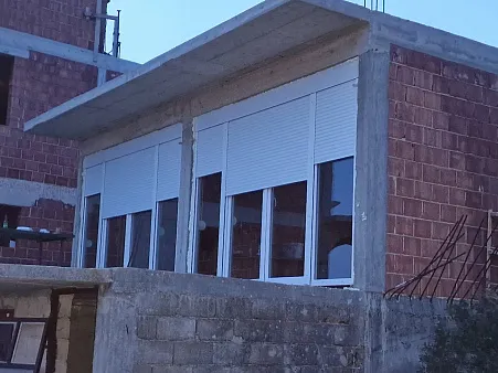 Unfertiges Haus im malerischen Ort Krimovica