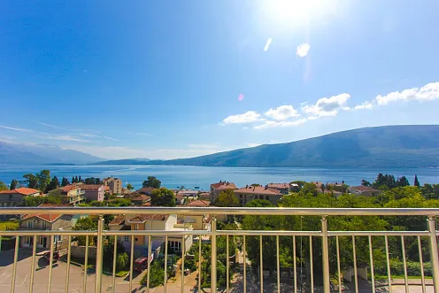 Apartments mit drei Schlafzimmern und Meerblick in Herceg Novi, Baosici
