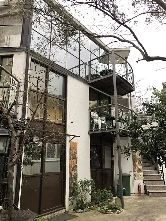 Three-bedroom apartment with three apartments on the side