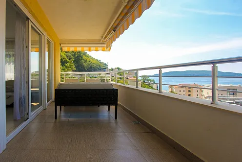 Apartment with panoramic seaview and garage space in Rafailovici