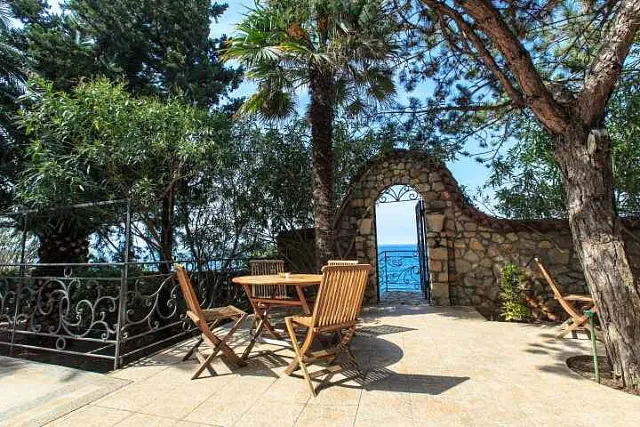 Dreistöckige Villa mit eigenem Zugang zum Meer — photo 18