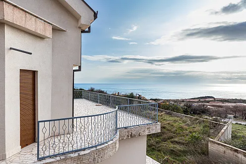 Geräumiges 3-stöckiges Haus mit Meerblick in Blizikuce