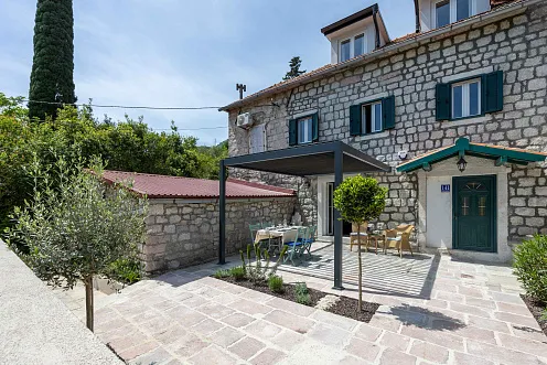 Vollständig renoviertes Steinhaus mit 3 Schlafzimmern und großer Terrasse, Đurići