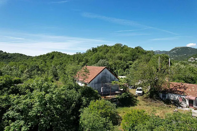 TTRAKTIVES GRUNDSTÜCK IN CETINJE – 1.000 m² DIREKT AN DER STRASS — photo 7