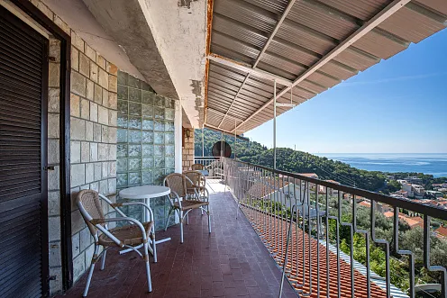 2/3 Haus zum Verkauf in Pržno, in der Nähe von Sveti Stefan