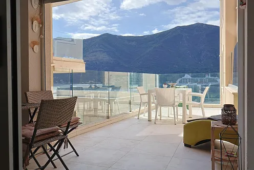 Attraktive 86 m² Wohnung in Dobrota – Große Terrasse, Meerblick, Garage & Abstellraum