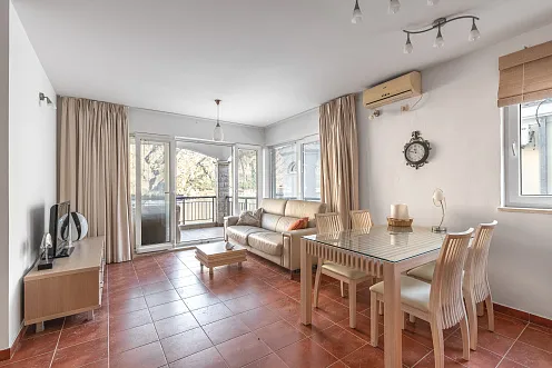 # 6857 Wohnung im Komp mit Parkplatz und Swimmingpool, 79 m²