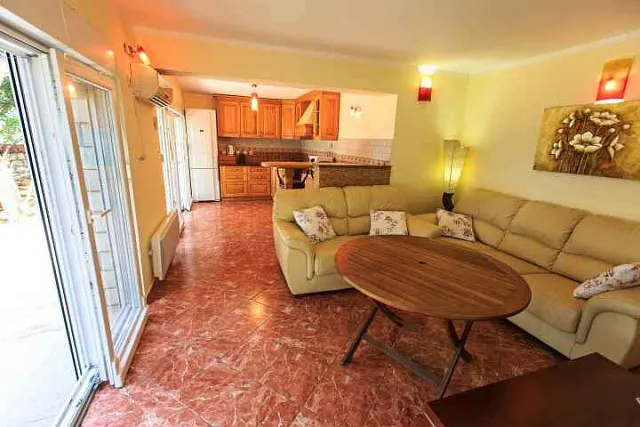 Dreistöckige Villa mit eigenem Zugang zum Meer