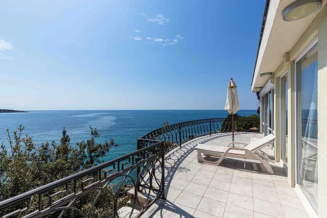 A luxurious villa with swimming pool in Utjeha — photo 7
