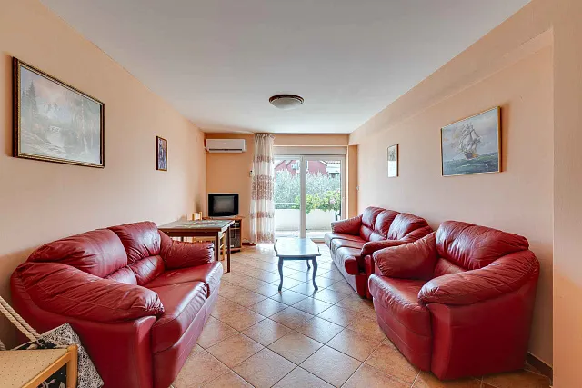 Geräumige 2-Zimmer-Wohnung mit Terrasse nahe dem Zentrum von Budva