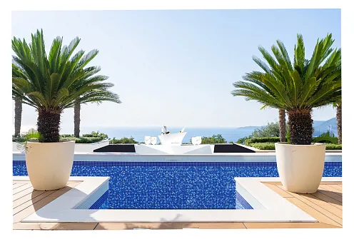 Zum Verkauf steht eine moderne Villa mit Pool in Blizikuc