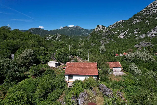 TTRAKTIVES GRUNDSTÜCK IN CETINJE – 1.000 m² DIREKT AN DER STRASS — photo 4