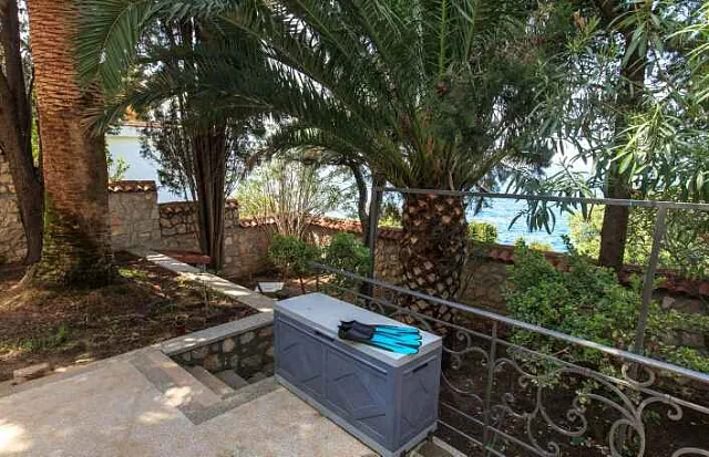 Dreistöckige Villa mit eigenem Zugang zum Meer — photo 21