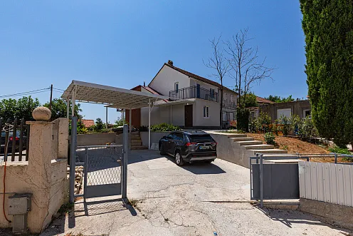 Zweifamilienhaus mit traumhaftem Blick auf die Adria. Perfekt für Eigennutzung oder als Kapitalanlage.