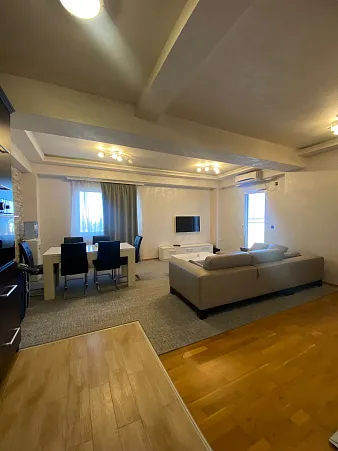 Zum Verkauf steht eine vollständig möblierte Wohnung von 80 m²