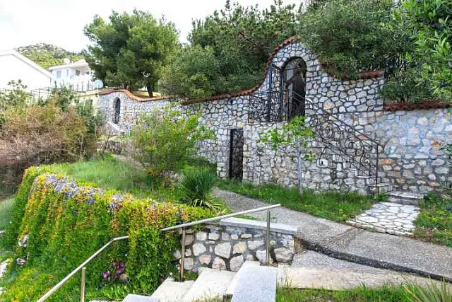 Dreistöckige Villa mit eigenem Zugang zum Meer