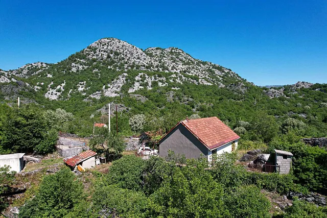 TTRAKTIVES GRUNDSTÜCK IN CETINJE – 1.000 m² DIREKT AN DER STRASS — photo 6
