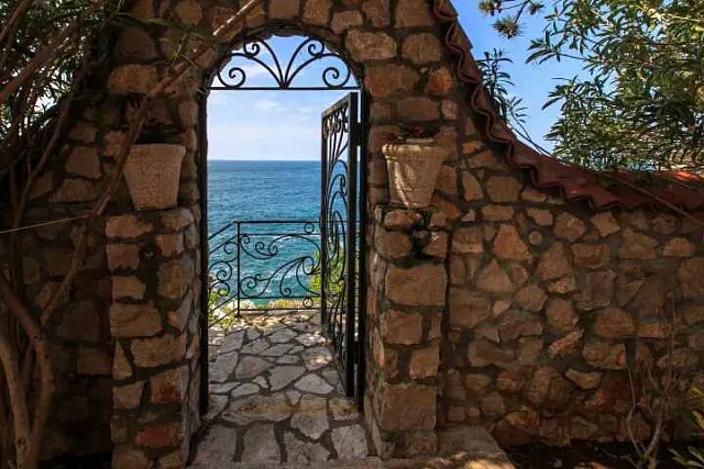 Dreistöckige Villa mit eigenem Zugang zum Meer — photo 19