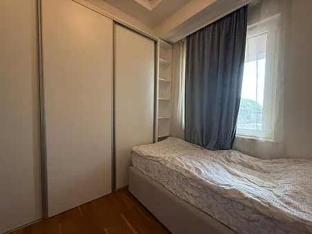 Zum Verkauf steht eine vollständig möblierte Wohnung von 80 m²