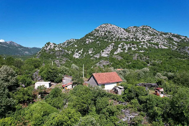 TTRAKTIVES GRUNDSTÜCK IN CETINJE – 1.000 m² DIREKT AN DER STRASS — photo 5