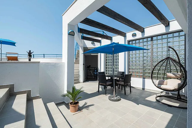 Luxuriöse Investitionsvilla in Blizikuće – 3 Apartments, Pool & 120 m² Dachterrassen