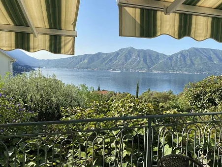 Zu verkaufende Wohnung in Orahovac mit Panoramablick auf das Meer
