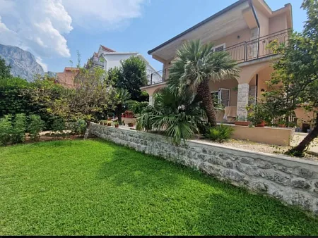 Haus in Prčanj mit Blick auf die Bucht
