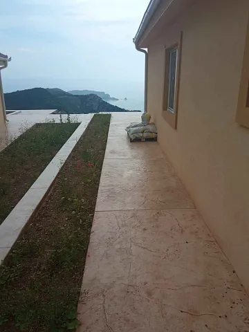 Ein Häuserkomplex mit Swimmingpool in der Nähe von Budva — photo 6