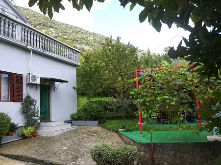 Dreistöckiges Haus zum Verkauf in Herceg Novi