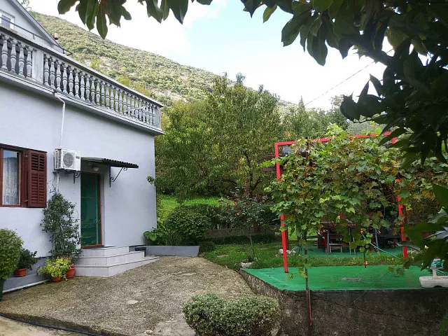 Dreistöckiges Haus zum Verkauf in Herceg Novi