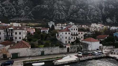 Steinpalast – Eine Berührung deGeschichte am Ufer der Bucht von Kotor