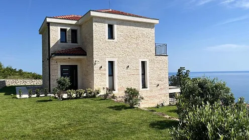 Neu gebaute Villa mit atemberaubendem Panoramablick auf die Riviera von Budva