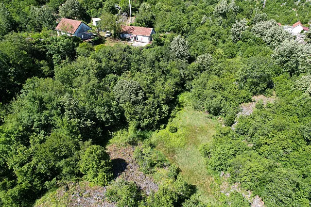 TTRAKTIVES GRUNDSTÜCK IN CETINJE – 1.000 m² DIREKT AN DER STRASS — photo 11