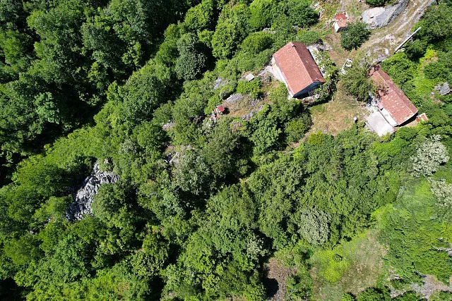 TTRAKTIVES GRUNDSTÜCK IN CETINJE – 1.000 m² DIREKT AN DER STRASS — photo 8