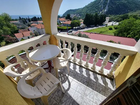 Hotel mit 16 Apartments in Buljarica