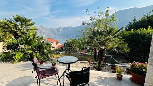 Haus in Prčanj mit Blick auf die Bucht