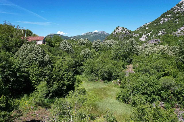 TTRAKTIVES GRUNDSTÜCK IN CETINJE – 1.000 m² DIREKT AN DER STRASS — photo 12